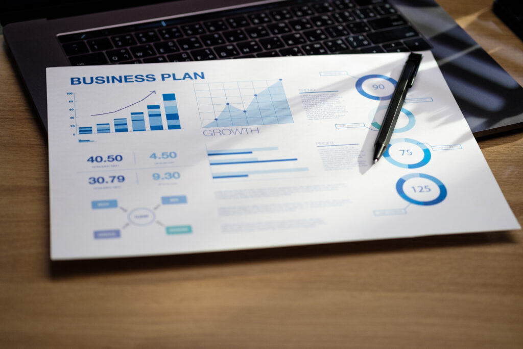 Dokument ze strategią sprzedaży i KPI pokazujący wzrost, forecast i główne wskaźniki wyniku w B2B.