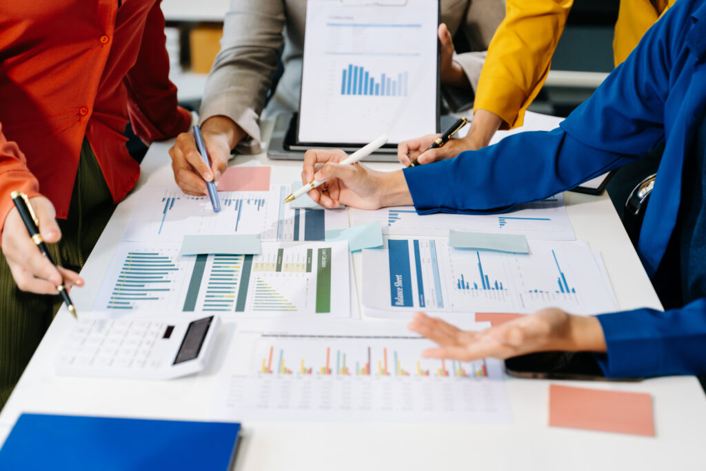 Zespół analizuje dane klientów i plan segmentacji klientów B2B na raportach i wykresach.