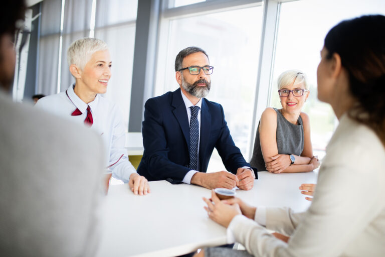 Spotkanie biznesowe dotyczące negocjacji cenowych w B2B i rozmowy o warunkach współpracy.