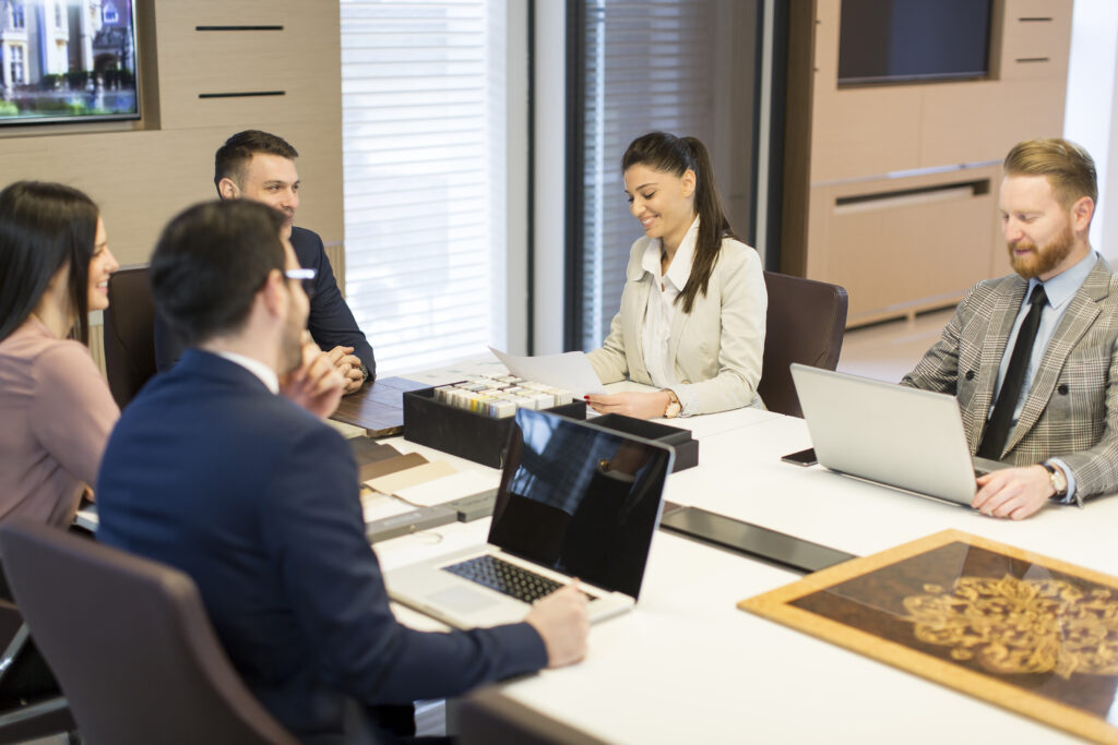 Spotkanie biznesowe zespołu omawiającego warunki współpracy i negocjacje cenowe w B2B.