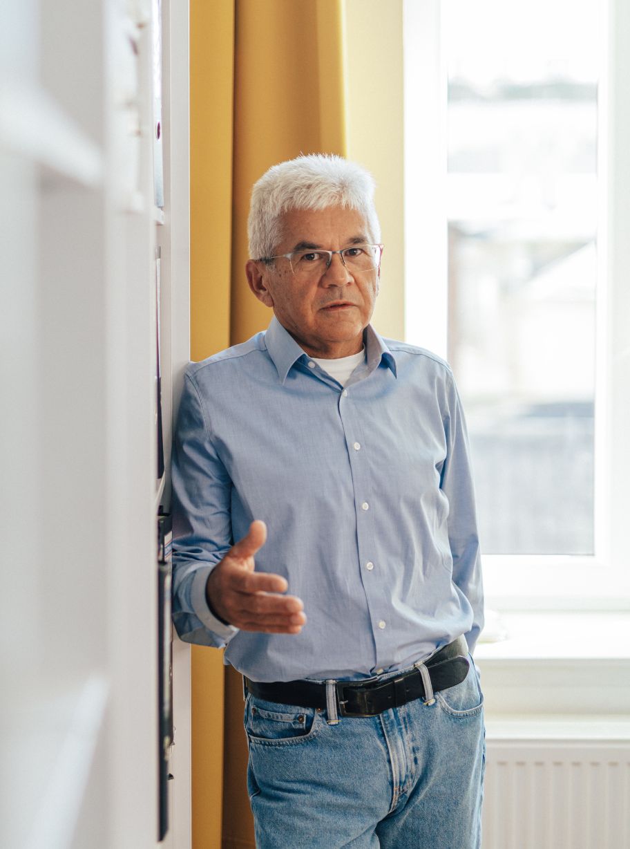 Jerzy Ejtel stoi przy tablicy w biurze i omawia strategię sprzedaży B2B.