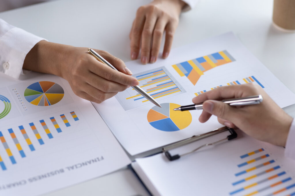 Analiza wykresów i wyników firmy podczas pracy nad strategią biznesową i rentownością.