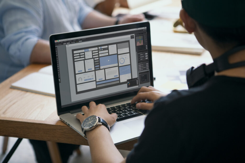 Osoba projektuje landing page z propozycją wartości w B2B na ekranie laptopa.
