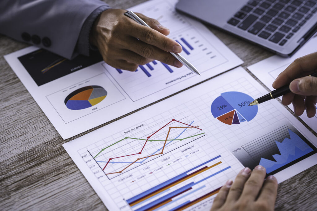 Analiza wykresów i wskaźników sprzedaży B2B na raportach z danymi KPI.