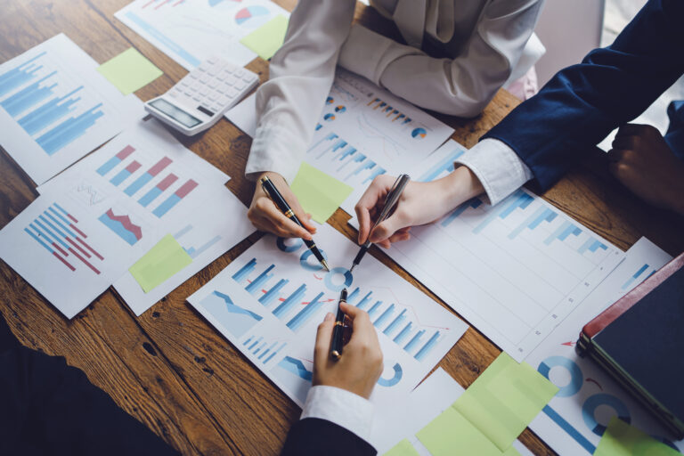 Zespół analizuje dane sprzedażowe, KPI i forecast podczas pracy nad strategią sprzedaży B2B.