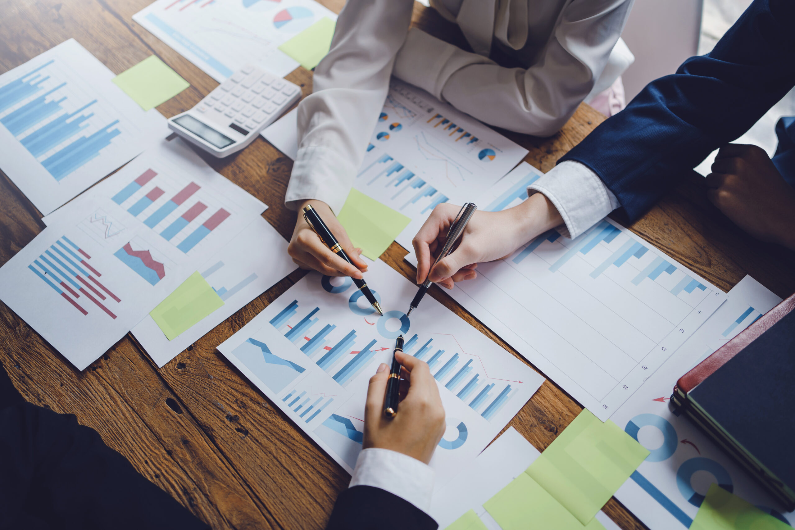 Zespół analizuje dane sprzedażowe, KPI i forecast podczas pracy nad strategią sprzedaży B2B.