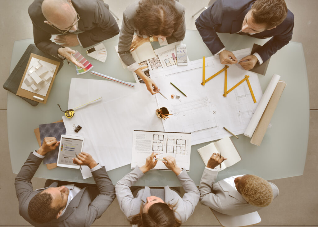 Zespół planuje strategię sprzedaży B2B, role, kanały i wdrożenie działań przy wspólnym stole.